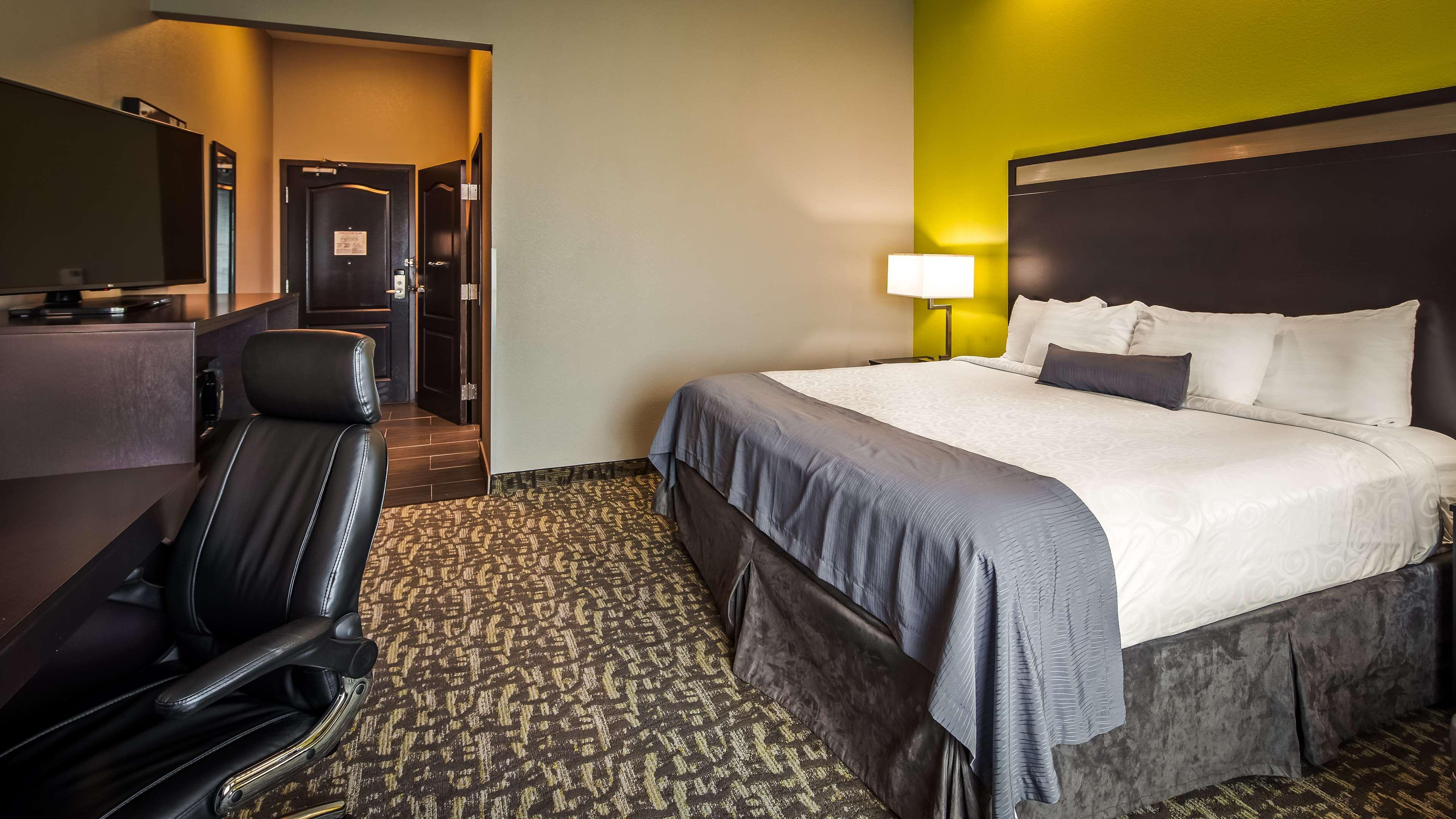 Best Western Plus Bay City Inn & Suites Exterior photo