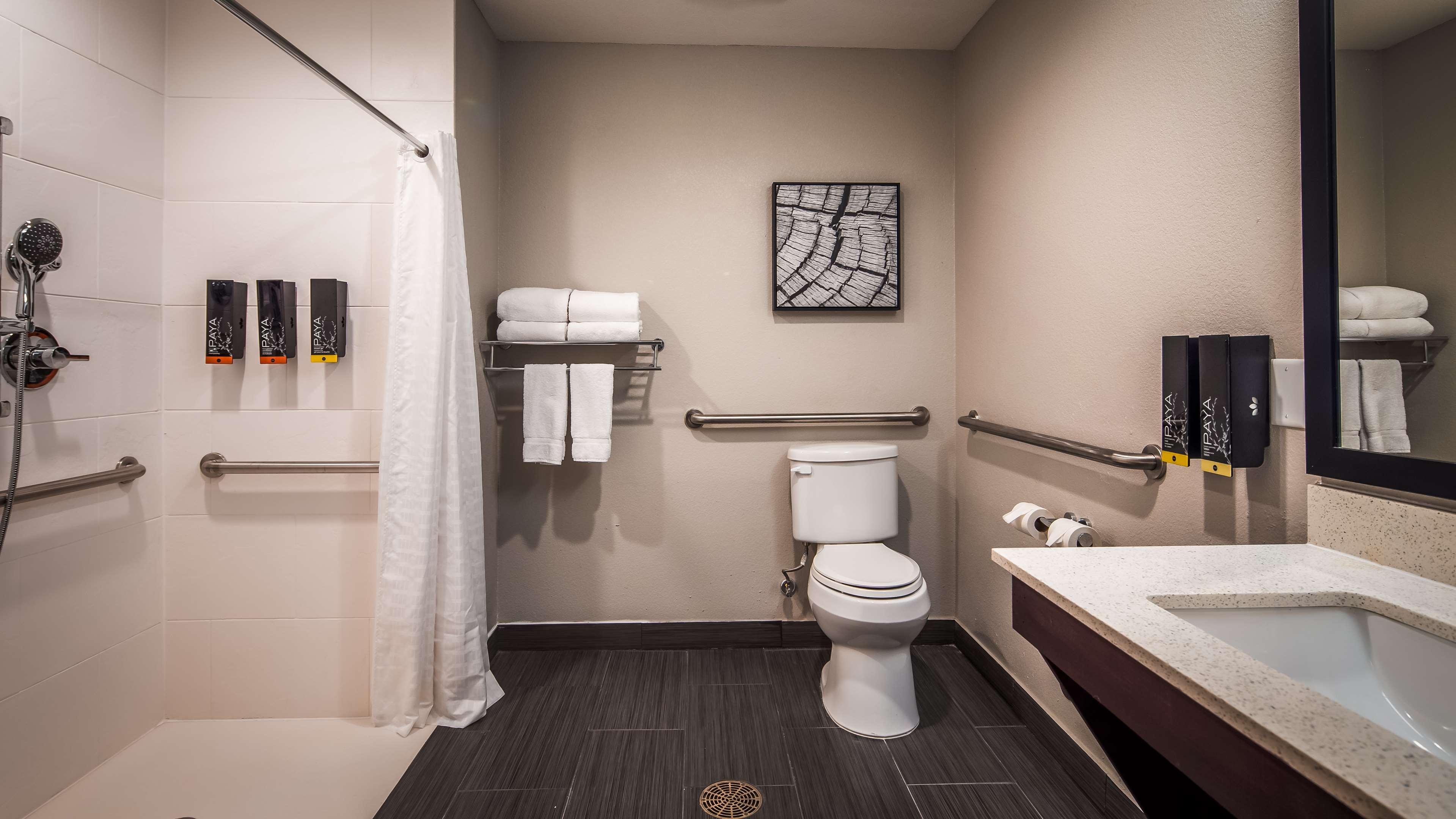 Best Western Plus Bay City Inn & Suites Exterior photo