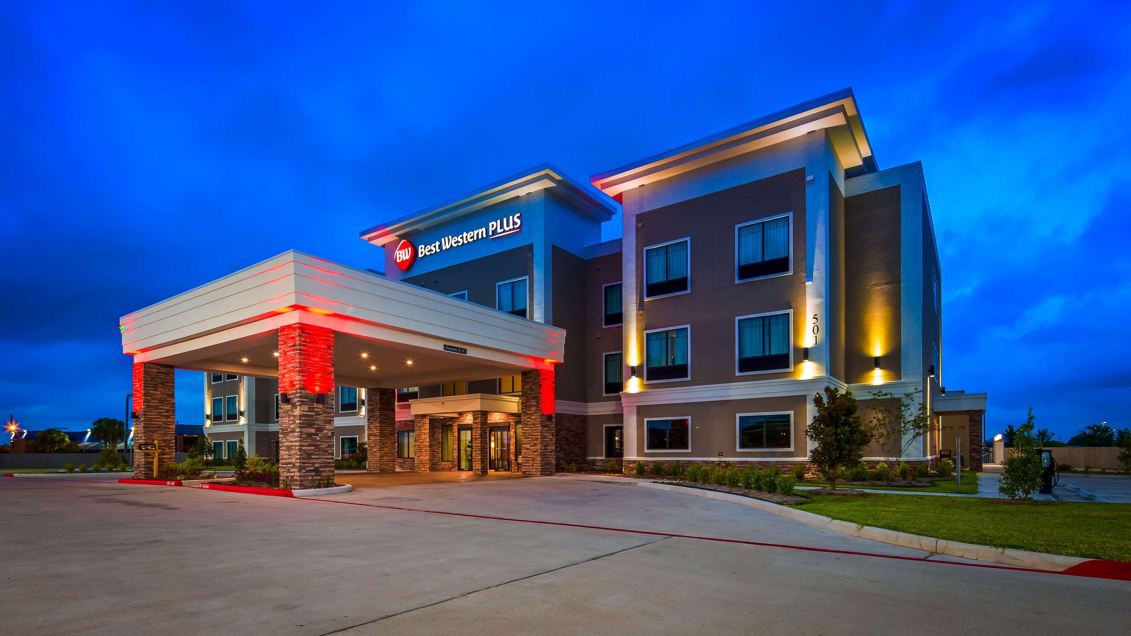 Best Western Plus Bay City Inn & Suites Exterior photo