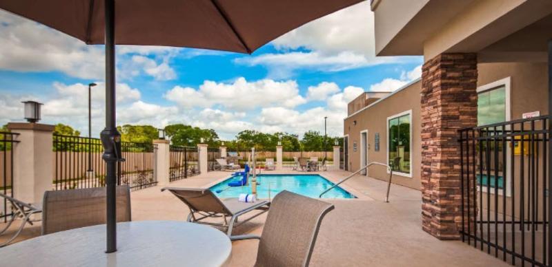 Best Western Plus Bay City Inn & Suites Exterior photo